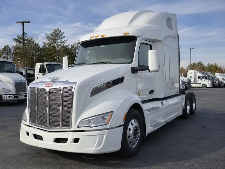 2023 Peterbilt truck